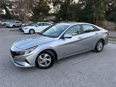 Used 2022 Hyundai Elantra SE w/ Preferred Accessory Package image 3