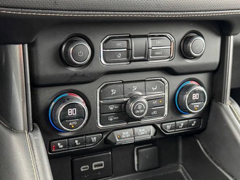 Used 2023 Chevrolet Suburban Premier image 37