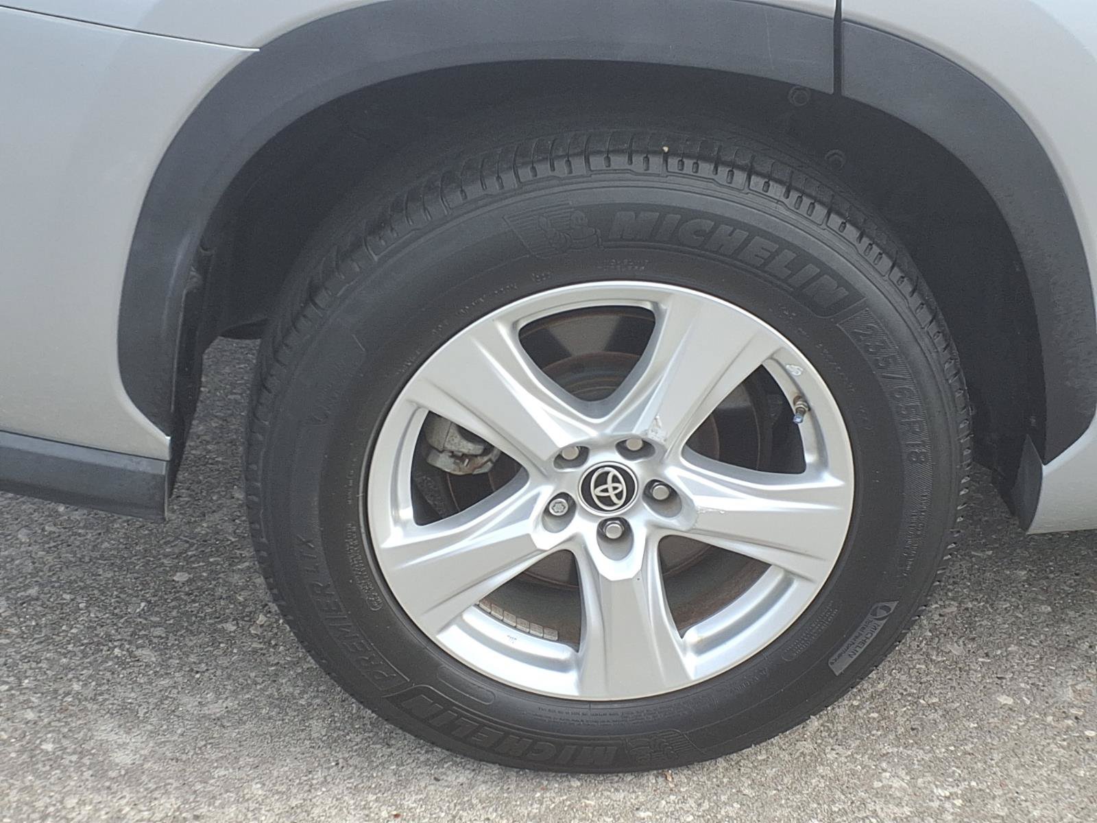 Used 2022 Toyota Highlander LE FWD image 27