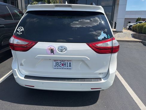 Used 2019 Toyota Sienna XLE w/ XLE Navigation Package FWD image 6