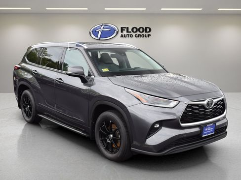 Used 2021 Toyota Highlander XLE AWD/4WD image 1