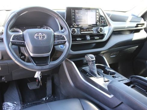 Used 2022 Toyota Highlander XLE AWD/4WD image 17