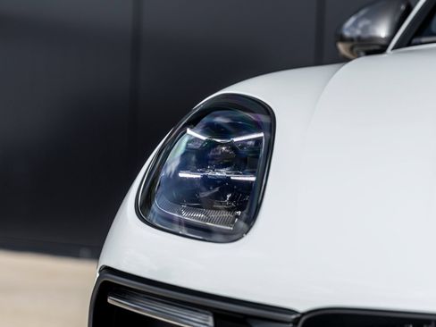 Certified 2026 Porsche Macan Turbo AWD/4WD image 20