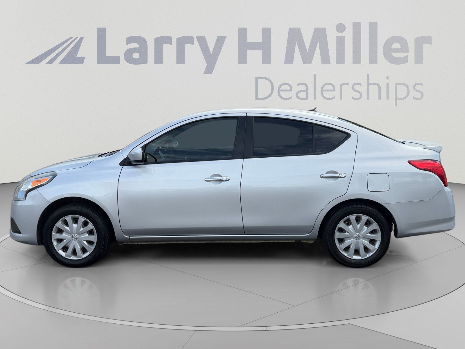 Used 2018 Nissan Versa SV FWD image 2