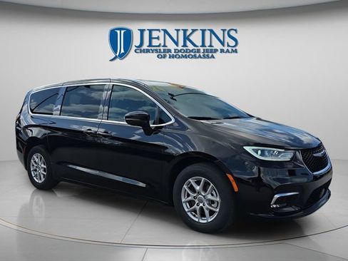 Certified 2024 Chrysler Pacifica Touring-L image 10