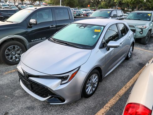 Used 2025 Toyota Corolla SE FWD image 3