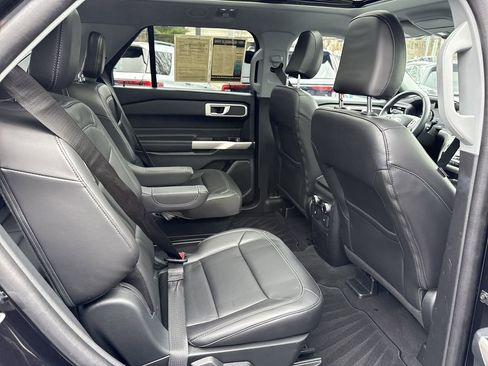 Used 2022 Ford Explorer XLT w/ Equipment Group 202A AWD/4WD image 31