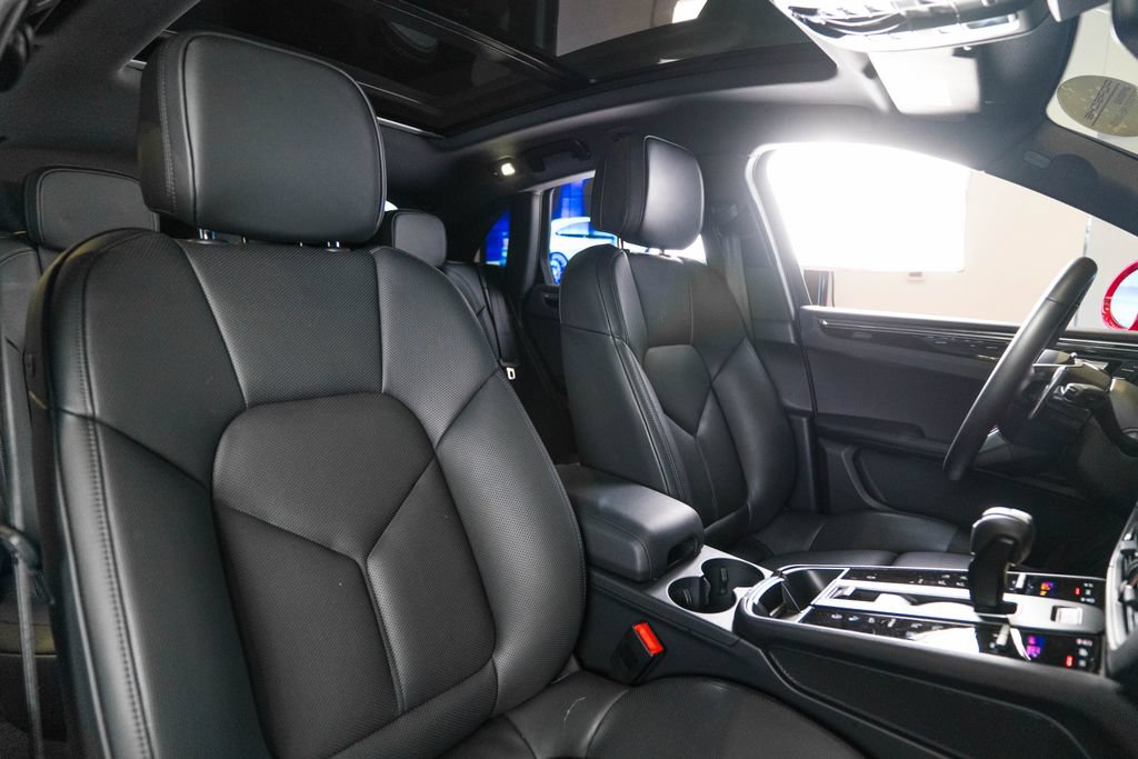 Certified 2026 Porsche Macan AWD/4WD image 16