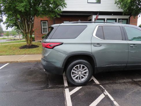 Used 2022 Chevrolet Traverse LT FWD image 7