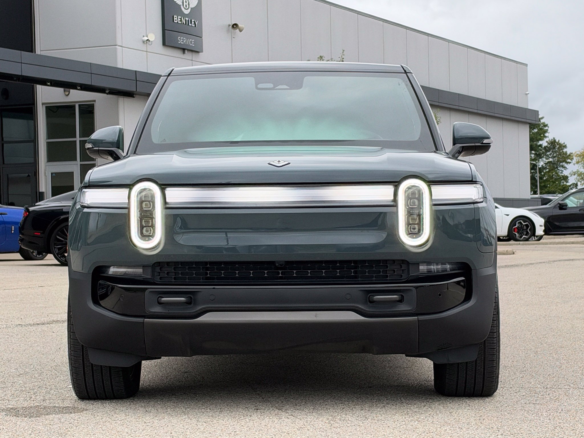 Used 2025 Rivian R1S Premium Dual AWD/4WD image 3
