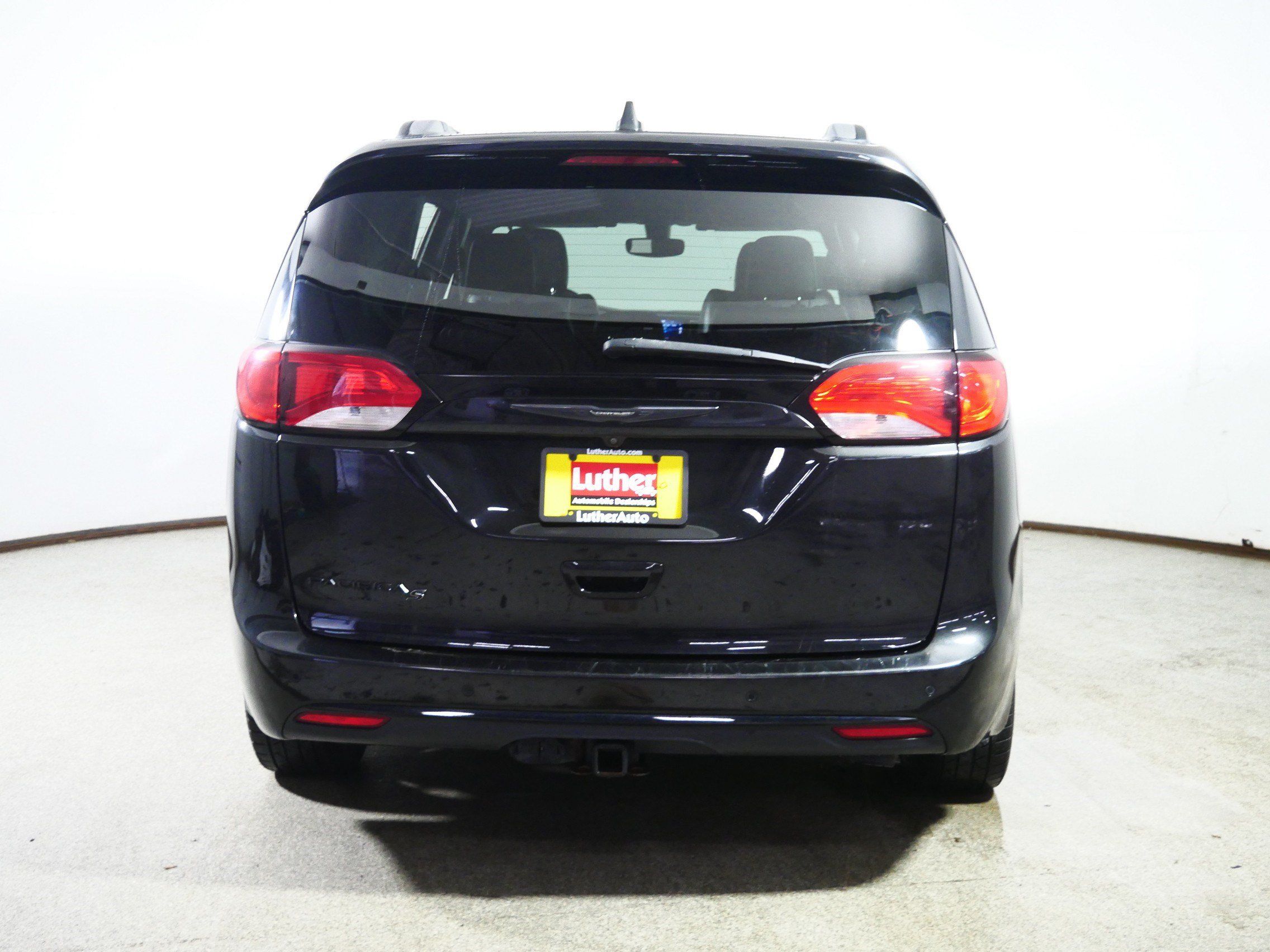 Used 2020 Chrysler Pacifica Touring-L FWD image 6