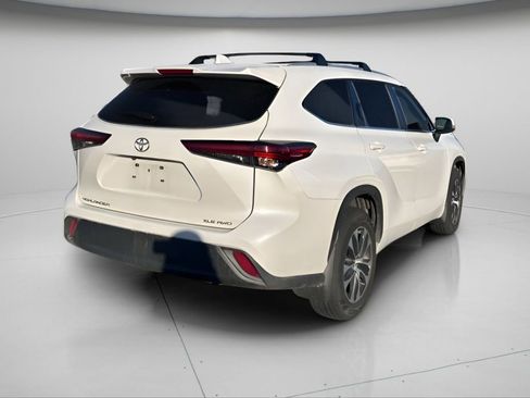Used 2023 Toyota Highlander XLE image 4