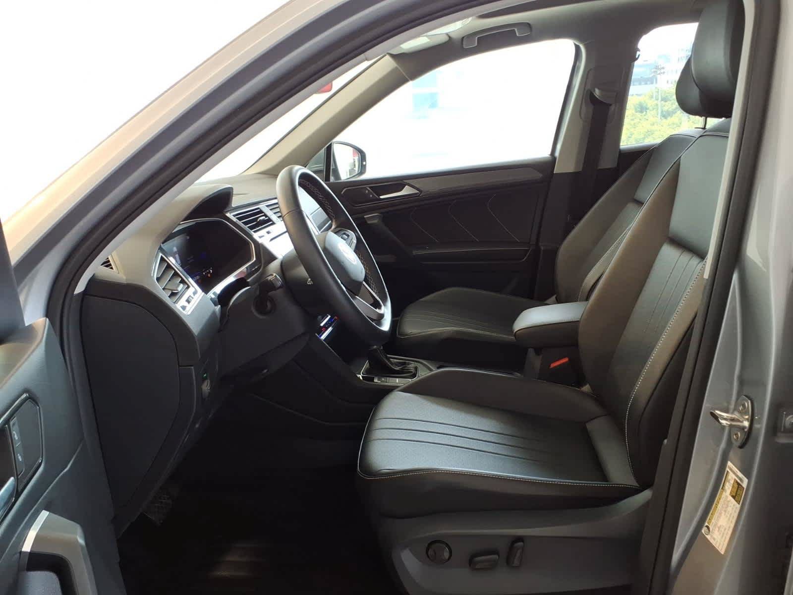 Used 2022 Volkswagen Tiguan SE AWD/4WD image 16