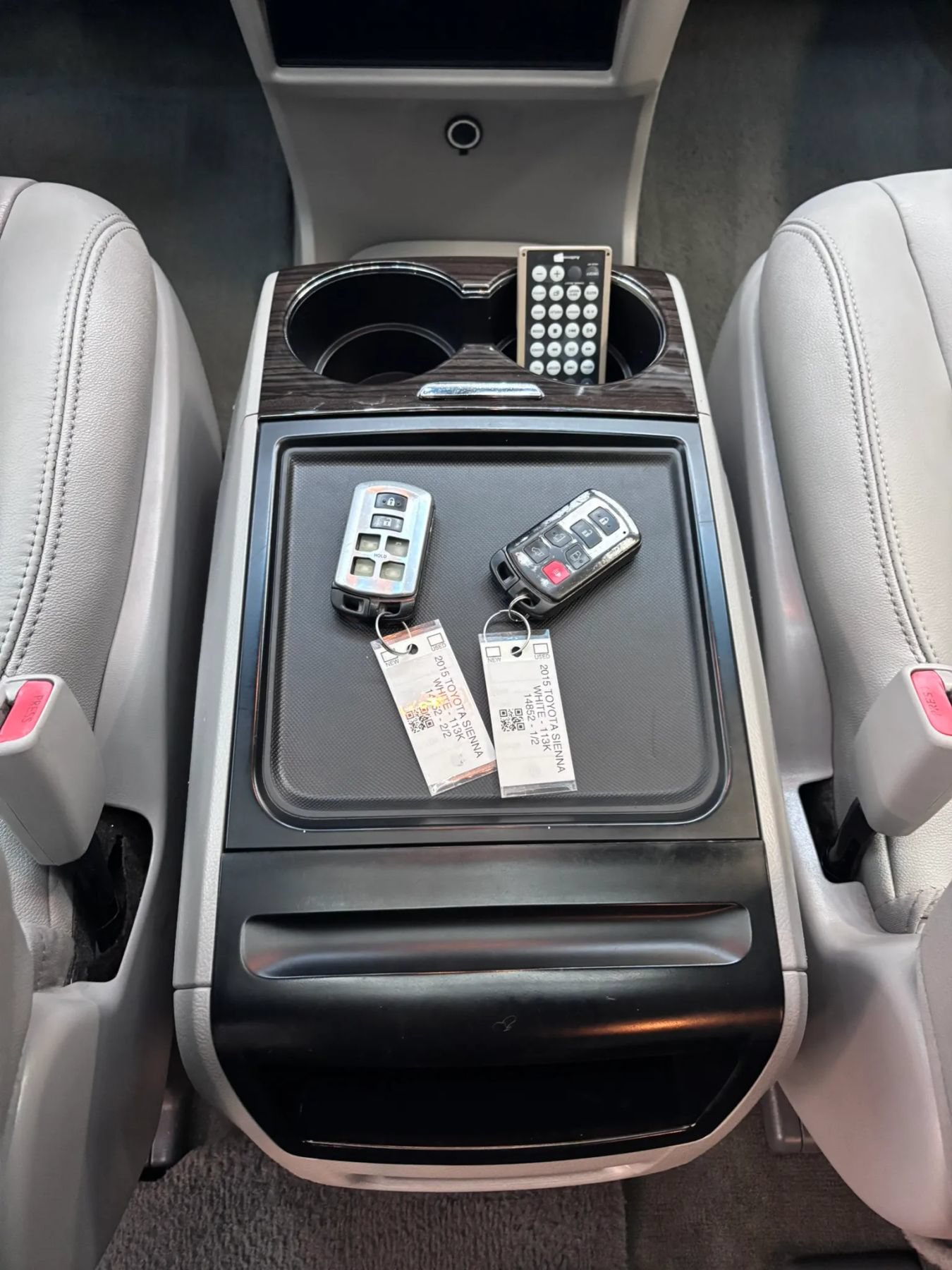 Used 2015 Toyota Sienna XLE w/ XLE Navigation Package FWD image 19
