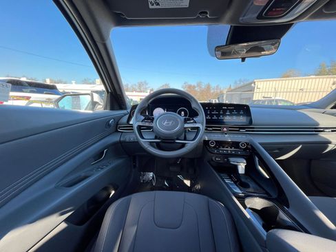 Used 2025 Hyundai Elantra SEL image 33