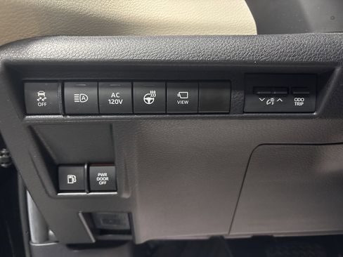 Used 2024 Toyota Sienna Platinum image 16