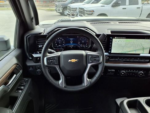 Used 2025 Chevrolet Silverado 2500 LT w/ Convenience Package image 16
