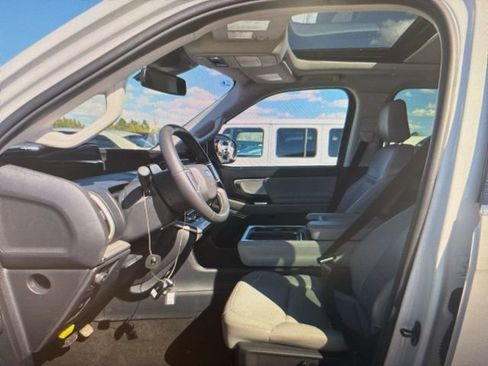 Used 2025 Ford Expedition Active image 8