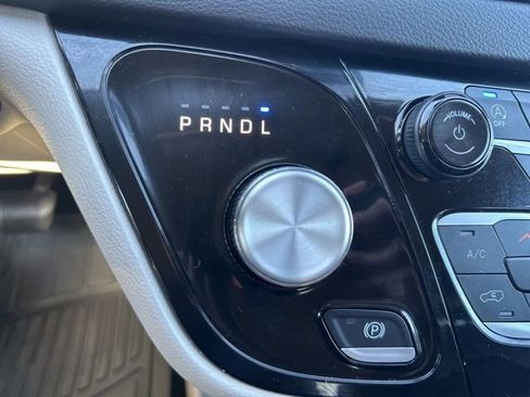 Used 2023 Chrysler Pacifica Touring-L image 32