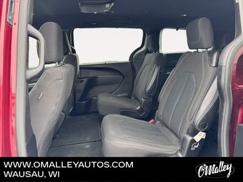 Used 2021 Chrysler Pacifica Touring AWD/4WD image 11