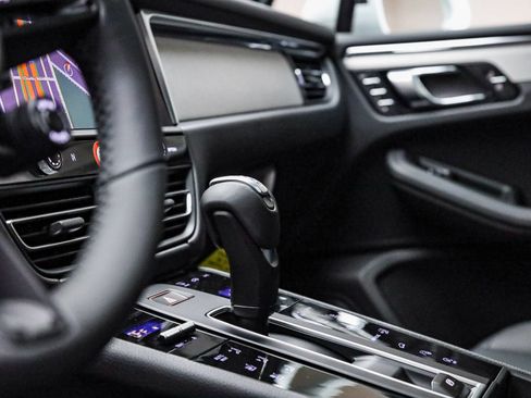Certified 2026 Porsche Macan AWD/4WD image 28