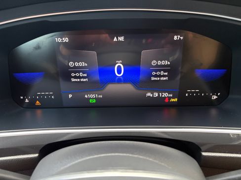 Used 2023 Volkswagen Tiguan SE w/ Panoramic Sunroof Package FWD image 18