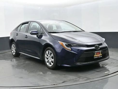 Used 2025 Toyota Corolla LE image 2
