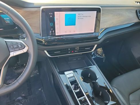 Certified 2024 Volkswagen Atlas SE FWD image 25