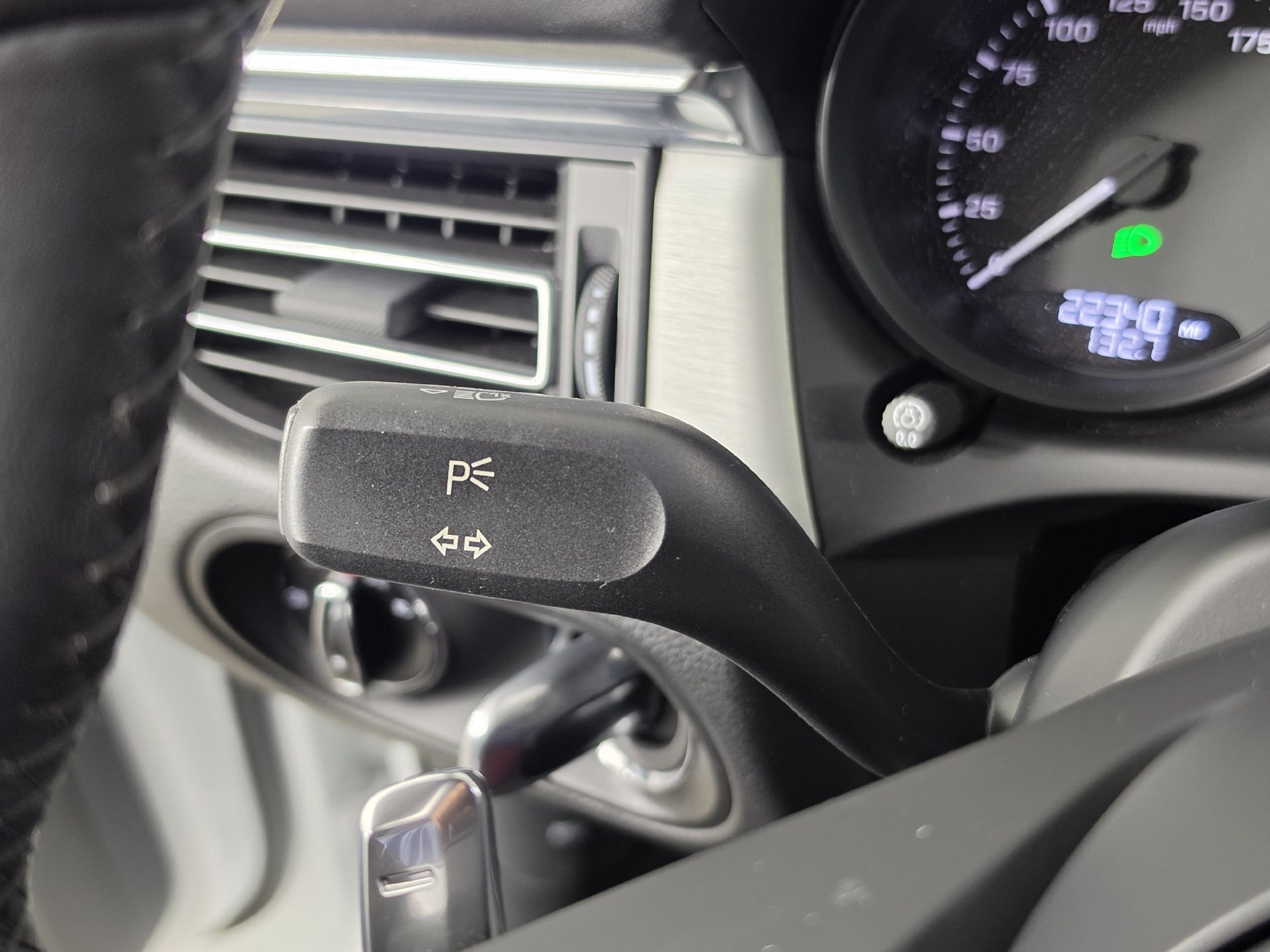 Used 2025 Porsche Macan AWD/4WD image 14