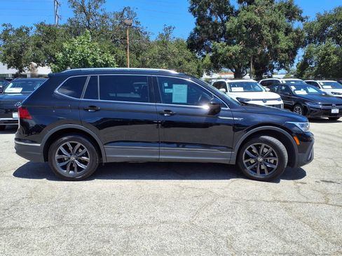Used 2023 Volkswagen Tiguan SE w/ Panoramic Sunroof Package FWD image 3