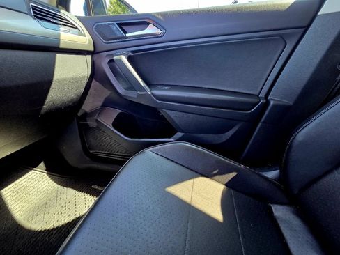 Used 2018 Volkswagen Tiguan SE w/ Panoramic Sunroof Package FWD image 14