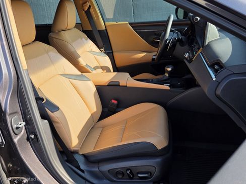 Used 2025 Lexus ES 300h Ultra Luxury w/ Accessory Package (Z2) FWD image 18