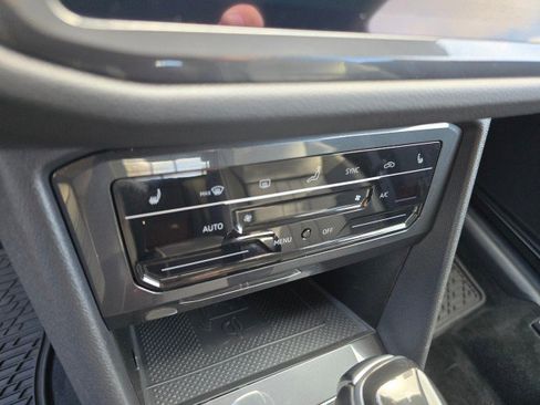 Used 2022 Volkswagen Tiguan SE w/ Panoramic Sunroof Package image 35