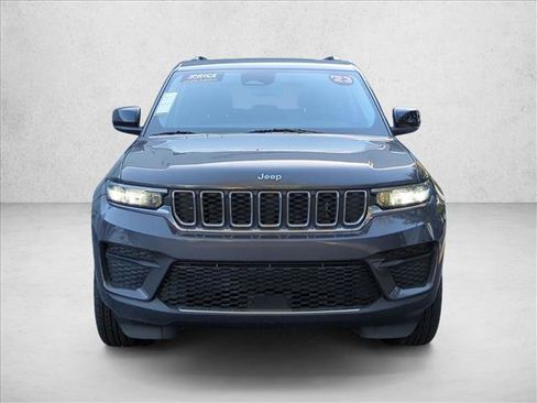 Used 2023 Jeep Grand Cherokee Laredo RWD image 2