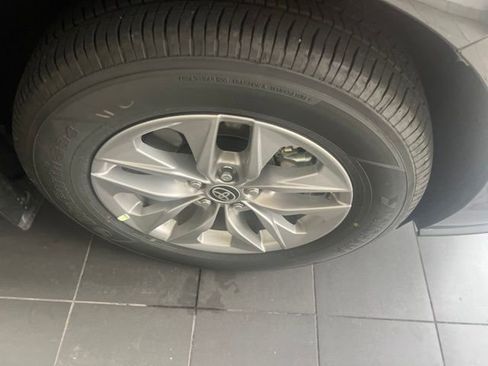 Used 2026 Toyota Sienna XLE FWD image 5