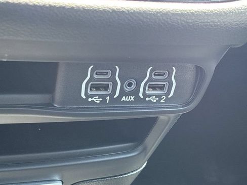 Used 2025 Chrysler Pacifica Select FWD image 39