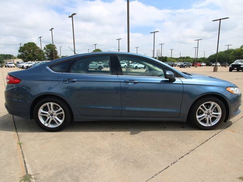 Used 2018 Ford Fusion SE w/ Fusion SE Technology Package FWD image 4