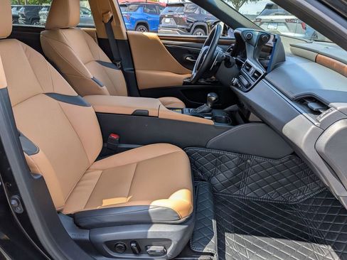 Used 2024 Lexus ES 300h w/ Premium Package FWD image 32