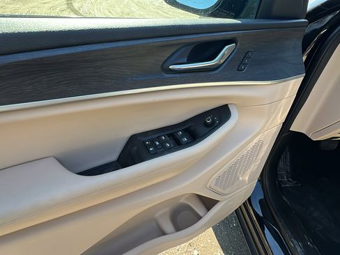 Used 2025 Jeep Grand Cherokee Limited image 15