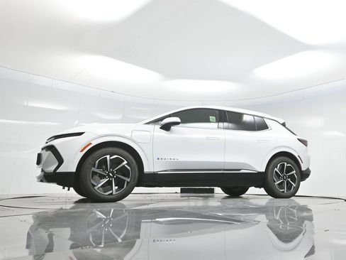 Used 2025 Chevrolet Equinox EV LT w/ Convenience Package image 7