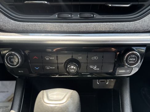 Used 2022 Jeep Compass Latitude w/ Sun and Sound Group AWD/4WD image 17