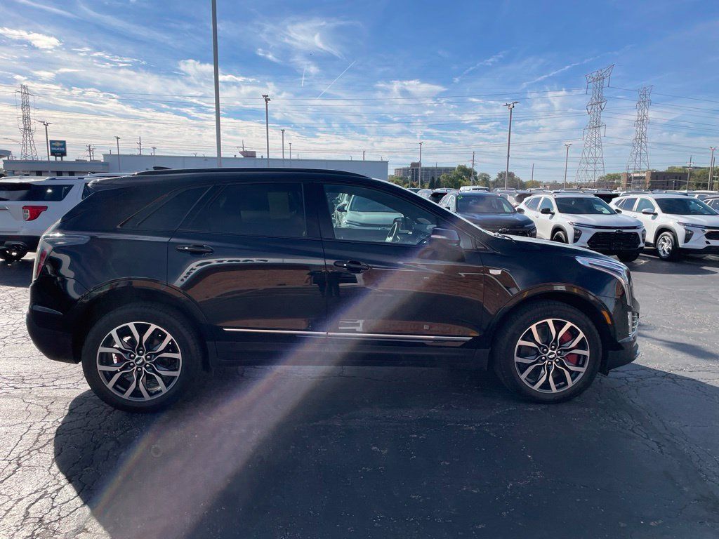 Used 2025 Cadillac XT5 Sportv w/ LPO, Bronce Accent Package AWD/4WD image 6