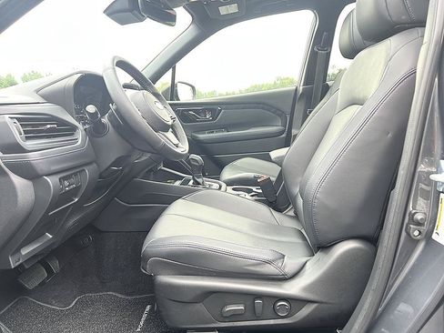 Used 2025 Subaru Forester Limited AWD/4WD image 11