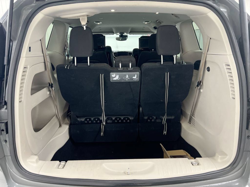 Used 2021 Chrysler Pacifica Touring w/ Uconnect Theater Family Group FWD image 24