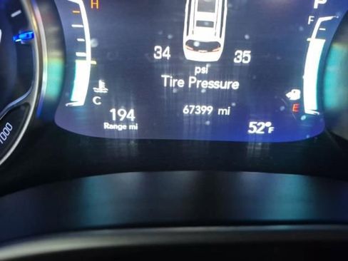 Used 2023 Chrysler Pacifica Touring-L FWD image 11