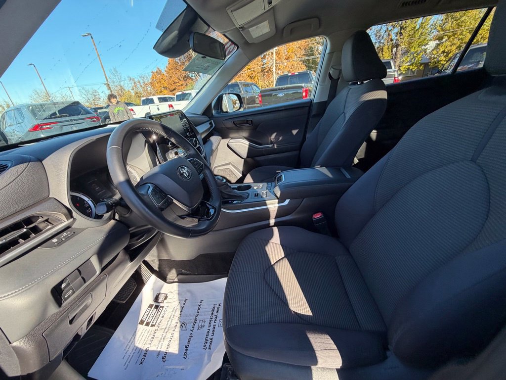 Used 2021 Toyota Highlander LE AWD/4WD image 10