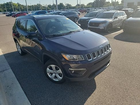 Used 2019 Jeep Compass Latitude w/ Cold Weather Group AWD/4WD image 2