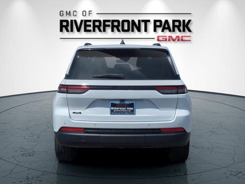 Used 2024 Jeep Grand Cherokee Altitude AWD/4WD image 4