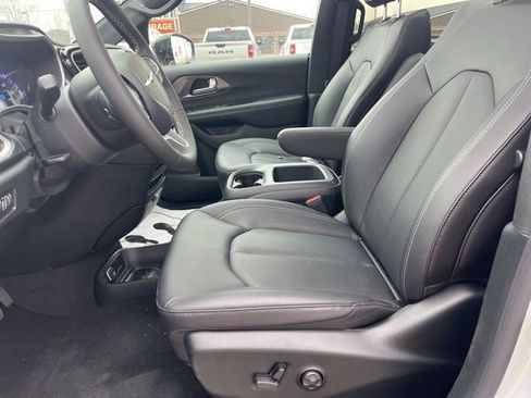 New 2026 Chrysler Pacifica Select image 11