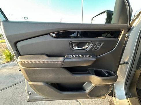 Used 2025 Honda Pilot TrailSport image 28